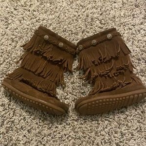 Girls excellent condition Minnetonka boots size 9